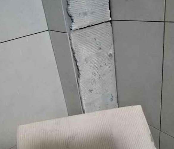 云县瓷砖空鼓维修公司分享下厨房瓷砖脱落的补救措施。